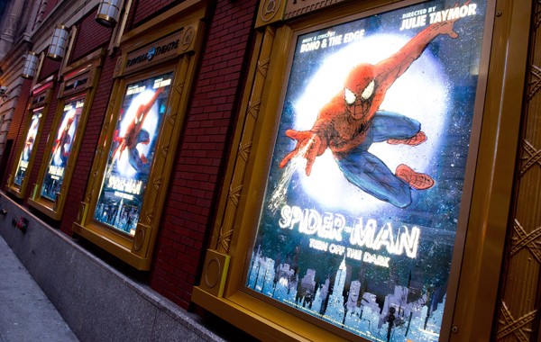 Cartaz do musical 'Spider-Man' na Broadway, em Nova York (Foto: AP Photo/Charles Sykes)
