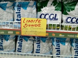 Em Rio Branco, supermercado orienta consumidores a não comprarem mais que cinco produtos da cesta básica (Foto: Arquivo Pessoal)