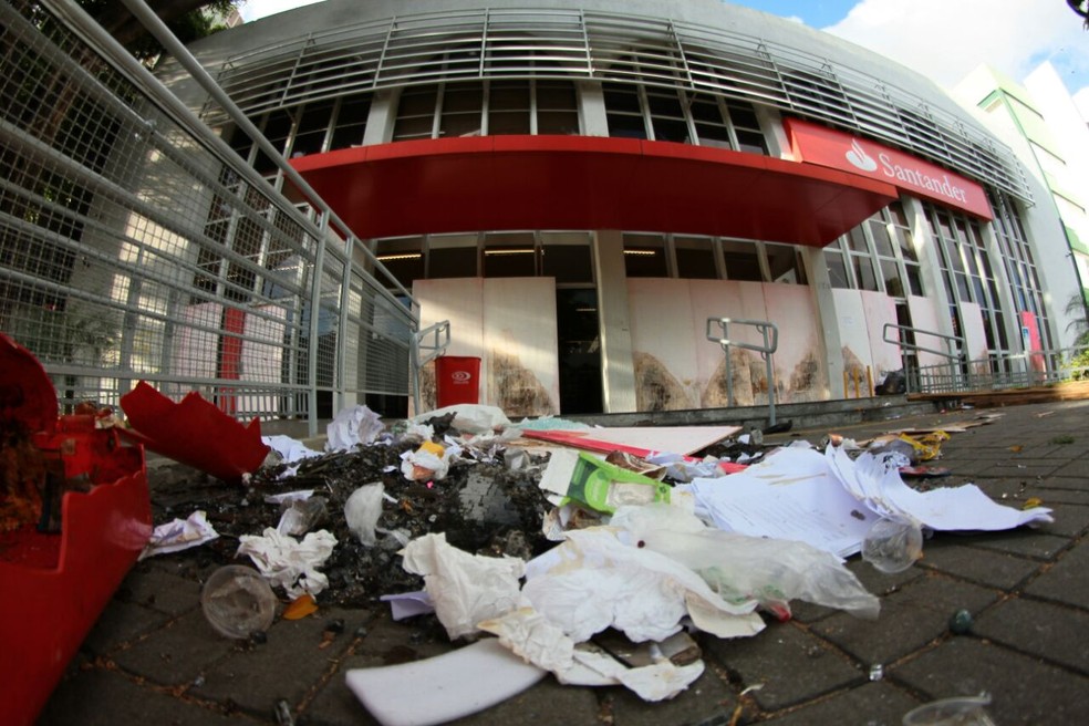 Lixeiras foram quebradas, reviradas e o lixo espalhado  (Foto: Marlon Costa/Pernambuco Press)
