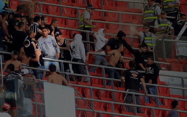 Briga torcida corinthians e vasco estádio mané Garrincha (Foto: Ed Ferreira / Agência Estado)