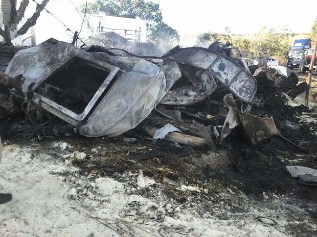 O acidente aconteceu depois que o motorista de um caminhão-cegonha perdeu o controle e invadiu a pista contrária  (Foto: Divulgação)