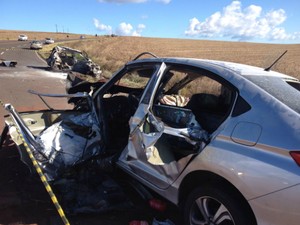 Carros bateram de frente na rodovia PR-445, por volta das 12h (Foto: Wilson Kirche/ RPC)