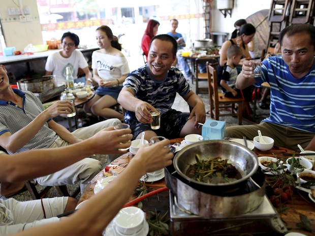 Prato feito com carne de cachorro é servido em festival chines neste sábado (20) (Foto: Reuters/Kim Kyung-Hoon)