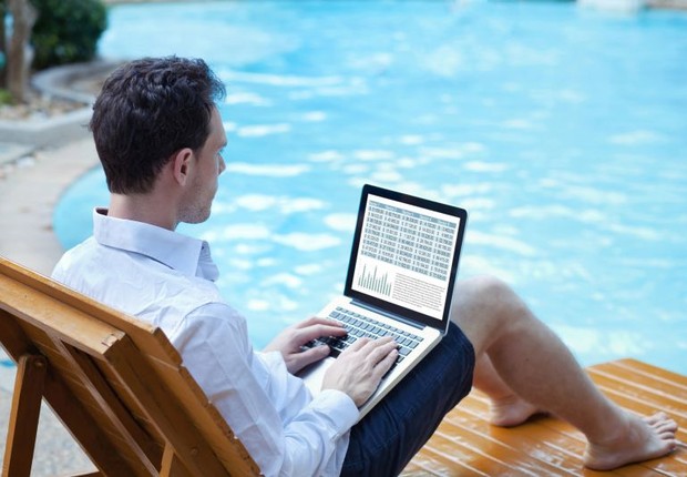 trabalho durante as férias, praia, laptop, descanso (Foto: ThinkStock)