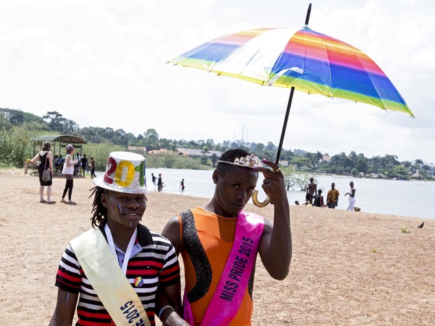 Parada gay em Uganda; é a primeira após a suspensão da lei que previa prisão perpétua a homossexuais (Foto: Edward Echwalu / Reuters)