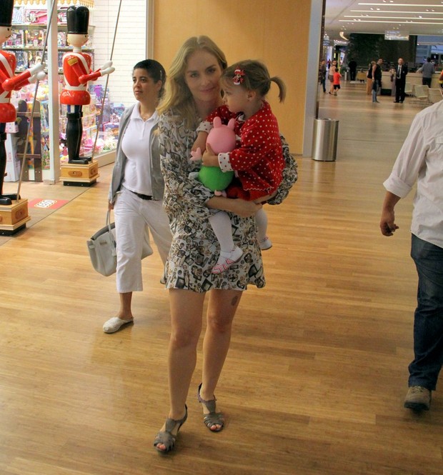 Angélica comprando brinquedo em shopping (Foto: Marcus Pavão/Agnews)