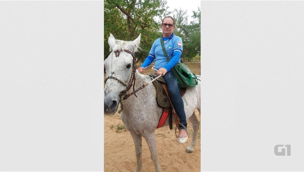 Agente de saúde pegou cavalo emprestado para fazer visitas na zona rural de Santa Luzia, no Sertão da Paraíba (Foto: Maria de Lourdes Farias/Arquivo Pessoal)