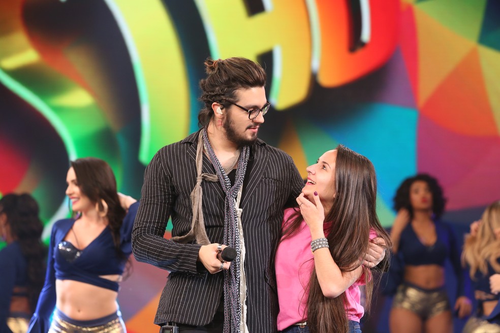 Luan Santana com os óculos de Maria Helena (Foto: Carol Caminha/Gshow)