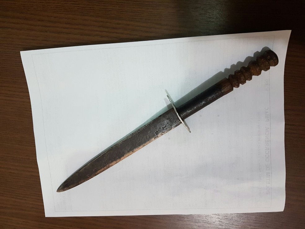 Etudante tentou atacar diretor de escola com punhal em Cruzeiro do Sul (Foto: Anny Barbosa/G1)