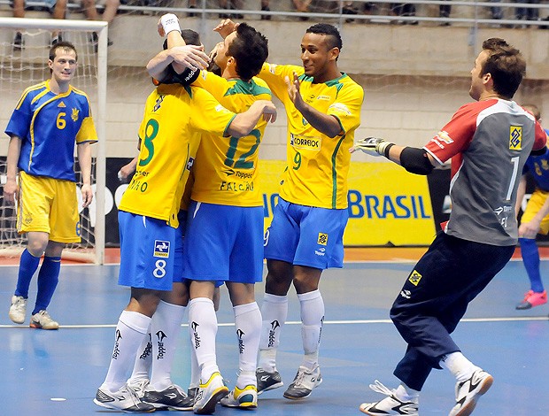 Jogadores comemoração Seleção Futsal (Foto: Luciano Bergamaschi / CBFS)