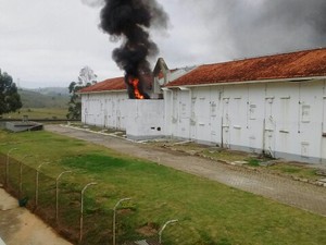 Presos fazem rebelião na manhã desta quinta (26) (Foto: Érika Sousa/Vanguarda Repórter)