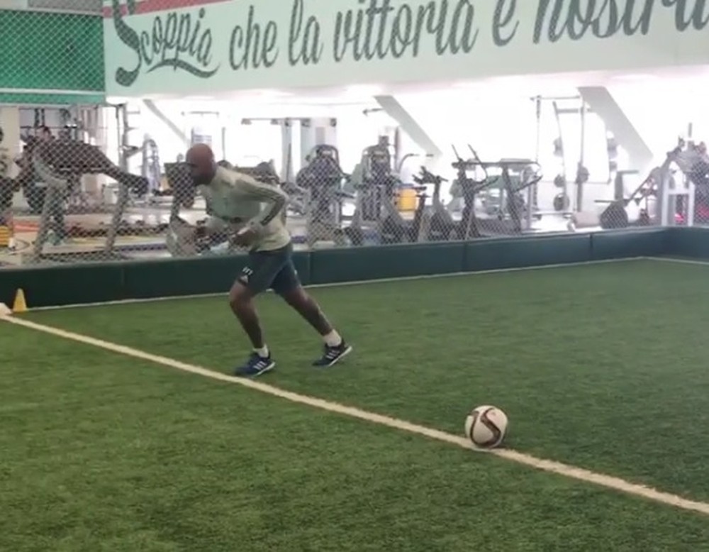 Em recuperação de lesão, Felipe Melo faz exercícios na Academia do Palmeiras