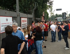 Torcida do São Paulo aguarda abertura do portão do Morumbi (Foto: Marcelo Prado / globoesporte.com)