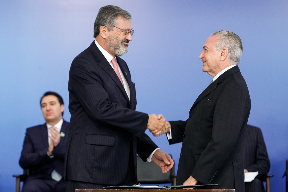 O novo ministro da Justiça, Torquato Jardim (esq.), e o presidente Michel Temer (dir.), quando Jardim assumiu o Ministério da Transparência, no ano passado (Foto:  Beto Barata/PR)