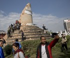 Torre destruída vira cenário para selfies no Nepal (AP Photo/Bernat Armangue)