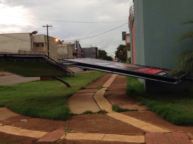 Placas de propaganda chegaram a entortar com os fortes ventos (Foto: Jaqueline Fonseca/TV Rondônia)