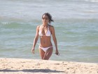 Anna Lima exibe curvas e dá ajeitadinha no biquíni em praia do Rio