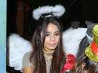 Vanessa Hudgens se veste de anjinha sexy para festa de Dia das Bruxas