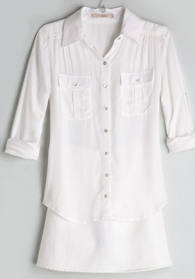 Camisa branca Leeloo, transparente, é uma boa opção para enfrentar o calor (Foto: Eduardo Svezia / Editora Globo)