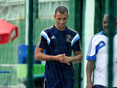 EXCLUSIVO: Zagueiro ainda não treina com bola e desfalca o Palmeiras - Por Raony Coronado