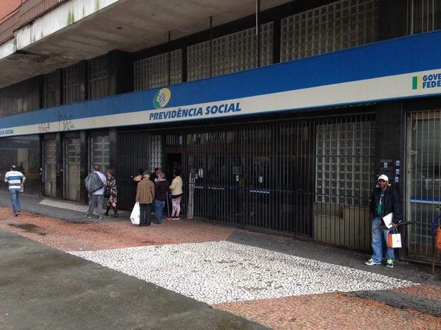 No Centro de Porto Alegre, agência tem atendimento restrito (Foto: Josmar Leite/RBS TV)