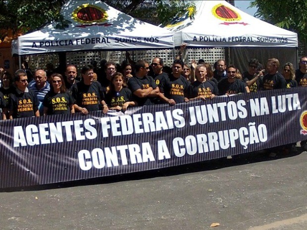 Policiais comemoram um ano de greve que durou 70 dias (Foto: Reprodução/ Tv Verdes Mares)
