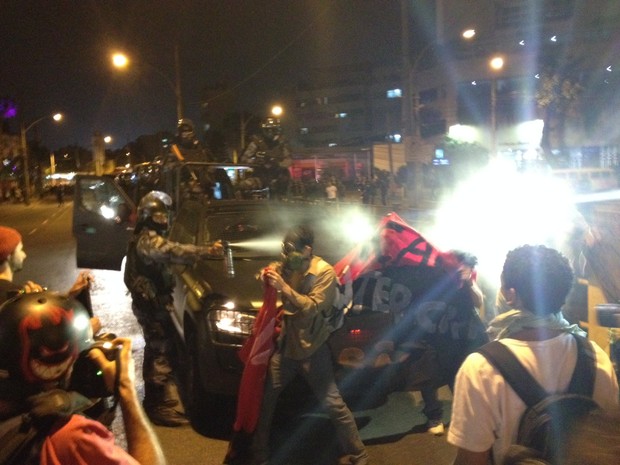 PM usa spray de pimenta para afastar manifestante de carro