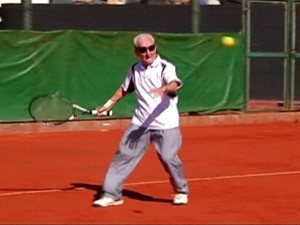 Aos 95 anos, Artin Elmayan joga tênis três vezes por semana (Foto: BBC)