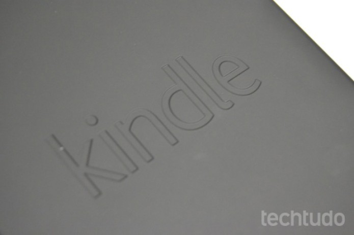 Na traseira, apenas o logotipo Kindle em baixo relevo (Foto: Stella Dauer) Na traseira, apenas o logotipo Kindle em baixo relevo (Foto: Stella Dauer)