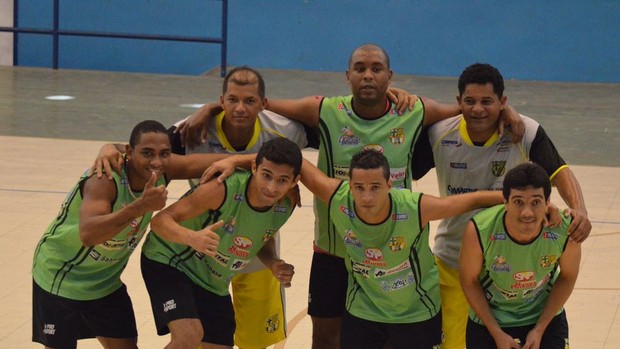 Festa da equipe que venceu o recreativo no treino de Glória (Foto: João Áquila/GLOBOESPORTE.COM)