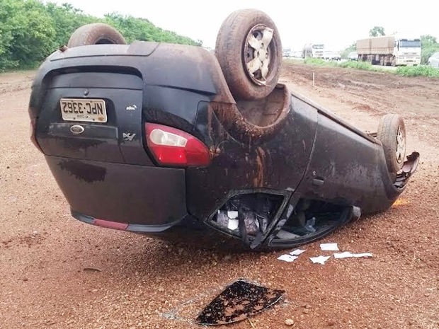 Policiais encontraram carro cheio de droga após capotamento na BR-364. (Foto: Assessoria/PRF)