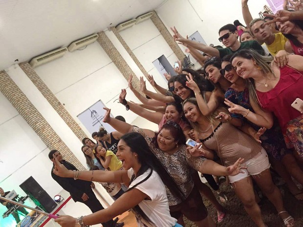 Amanda Djehdian, do BBB15, posa com fãs em shopping (Foto: Divulgação)