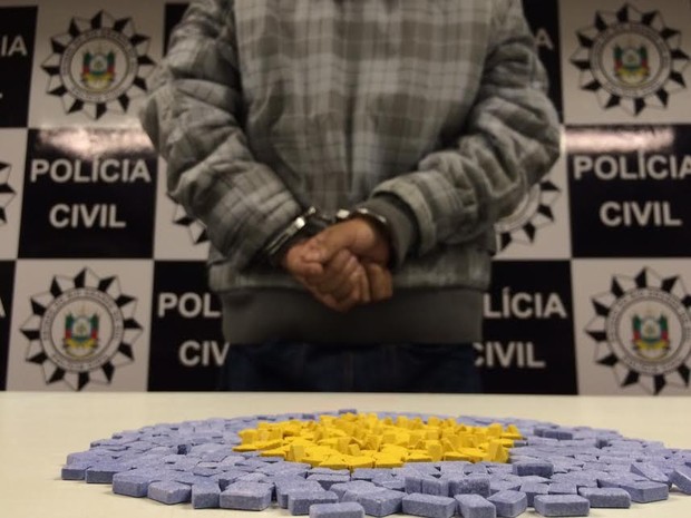 Homem de 29 anos foi preso com drogas (Foto: Divulgação/Polícia Civil)