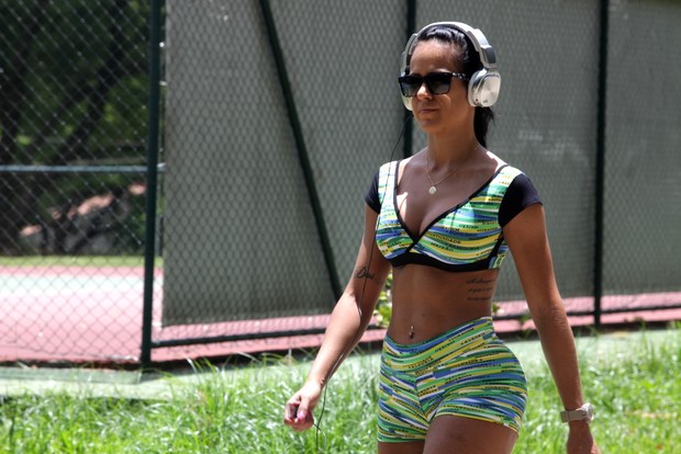 Dai Macedo, miss bumbum, se exercita em parque (Foto: Leo Franco / AgNews)