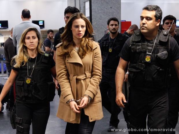 Na cena, Paloma é até algemada por policiais (Foto: Amor à Vida/TV Globo)