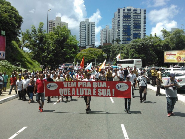Servidores seguem em caminhada até prefeitura municipal  (Foto: Divulgação / Astram)