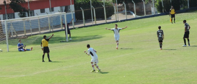 Com categoria, Hugo desloca o goleiro corinthiano e marca o seu segundo gol no jogo (Foto: Mateus Tarifa / GloboEsporte.com)