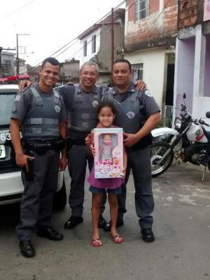 Policiais dão festa para menina que chorava na rua no dia do aniversário