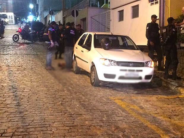 Segundo o policial que fez os disparos, ele estava estacionado na rua General Francisco Monteiro quando os assaltantes se aproximaram     (Foto: Kleber Teixeira/Inter TV Cabugi)