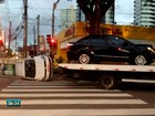 Táxi capota após colidir com carro de passeio na Zona Oeste do Recife