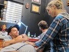 Dentinho faz tatuagem e Dani Souza acompanha o noivo