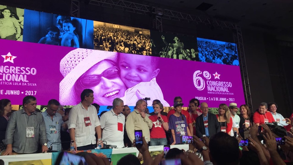 Ao lado de Lula, Gleisi faz primeiro discurso como presidente do PT: 'tenho uma grande responsabilidade por ser a primeira mulher a presidir o PT' (Foto: Gustavo Aguiar/G1)