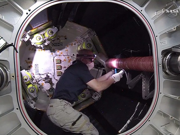 Astronauta da Nasa Jeff Williams trabalha dentro do módulo nesta segunda (Foto: Reuters)
