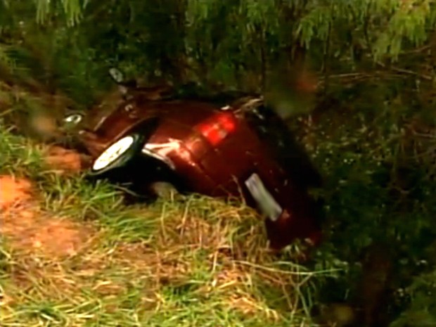 O veículo ficou preso na mesma árvore que bateu, evitando a queda na ribanceira. (Foto: Reprodução/TV Tem)