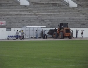 Estádio Barretão, em Ceará-Mirim - trator à beira do gramado (Foto: Jocaff Souza)