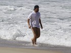 De sunga, camiseta e boné, Murilo Benício corre na praia