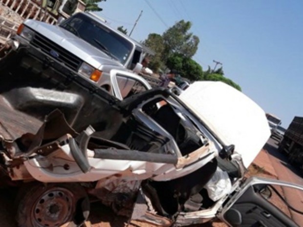Acidente na RO-010 deixou carro destruído (Foto: Pimenta Virtual/Reprodução)