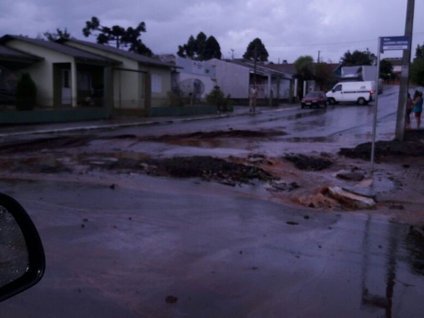 Ruas foram danificadas pelo temporal (Foto: Corpo de Bombeiros/Divulgação)