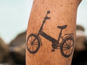 Alex tem uma bicicleta tatuada na perna (Foto: Reprodução/TV Globo)