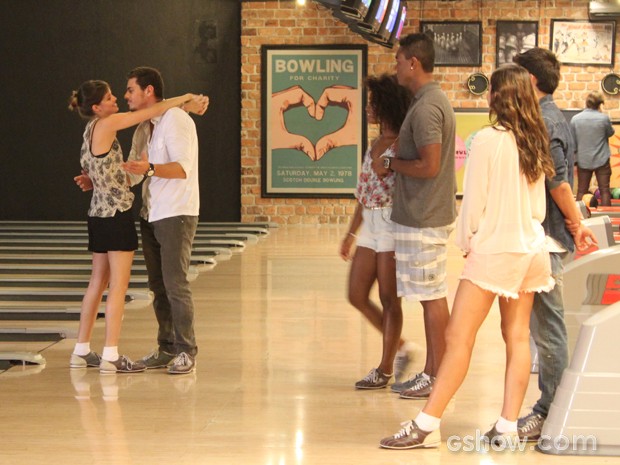 Apaixonados, os dois ficam no maior chamego (Foto: Em Família/TV Globo) Apaixonados, os dois ficam no maior chamego (Foto: Em Família/TV Globo)